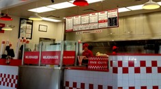 Na Slovensko mieri známy fastfood. Okrem hamburgerov ponúka aj hot-dogy