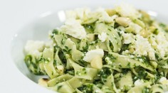 Bravčová kotleta s ryžovo-čerešňovým šalátom