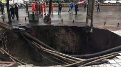 Z ničoho nič sa prepadla zem. Pohltila štyroch chodcov a takmer aj záchranárov