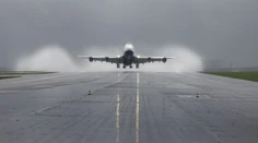 Núdzové pristátie lietadla pre prasknuté okno. Boeing 747 musel vypustiť tony paliva vo vzduchu