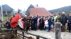 VIDEO: Kňaz prišiel do kostola na chrbte osla, nejde o prvý jeho výstrelok
