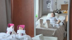 Chcela pomáhať, teraz jej hrozí, že na pomoc bude odkázaná sama. Postrelená kadetka pedagógovi neodpustí