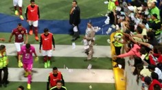 VIDEO: Napriek pekným rečiam odišiel za peniazmi, fanúšikovia mu ich "darovali"