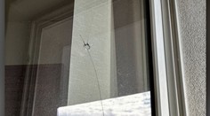 Ďalšie prestrelené okno v Bratislave. Opäť išlo o byt na hornom poschodí