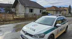 Jeden mŕtvy po požiari domu na východnom Slovensku. Vypli mu elektrinu aj plyn, kúril si preto v piecke