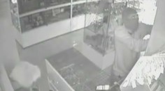 V Trenčíne vykradli zlatníctvo: Lupič sa do predajne zlanil zo strechy