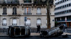 Počas nepokojov v Paríži horelo 112 áut, 130 barikád i 6 budov