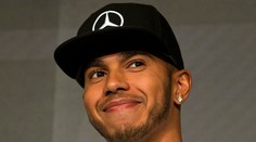 Hamilton sa v Singapure môže vyrovnať svojmu idolu Sennovi