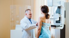 Nezanedbajte prevenciu a kontrolujte si prsníky aj sama. Vysvetlíme vám to krok po kroku