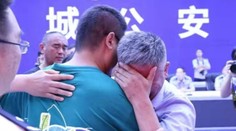 Na motorke prešiel státisíce kilometrov, minul životné úspory. Uneseného syna našiel po 24 rokoch