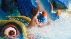 Rodinná tragédia v akvaparku. Mladý otecko zahynul, jeho trojročný syn bojuje o život