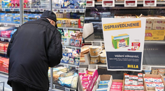 „Bitka“ o akciové maslo. Jeden z reťazcov musel vyvesiť oznam o vypredaní zásob