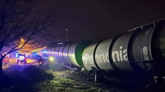 V Komárne sa vykoľajil vlak, ktorý prevážal vysoko horľavý etanol. Doprava je prerušená až do soboty