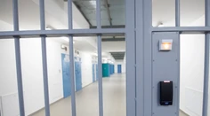 V policajnej cele namerali viac ako 30 stupňov, verejný ochranca práv žiada nápravu