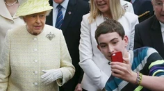 Husársky kúsok tínedžera: Porušil protokol a selfie s kráľovnou je na svete