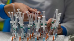 Chaos v očkovaní proti covidu. Zlá vzájomná komunikácia úradov komplikuje život pacientom