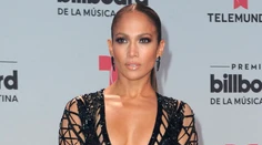 J.Lo v odvážnych šatách. Pred 50 vyzerá ako bohyňa