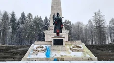 Vandal natrel farbami Pamätník sovietskej armády vo Svidníku za desať minút maliarskym valčekom