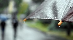 Výstrahu pred dažďom zvýšil v siedmich okresoch Banskobystrického kraja