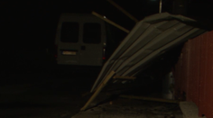 Počasie poriadne vyčíňalo: Rodine odtrhlo strechu a letiaci komín im poškodil auto