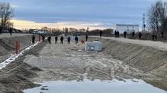 VIDEO: Na miesto v Petržalke, kde našli mŕtveho muža len v ponožkách, sa vrátilo množstvo policajtov