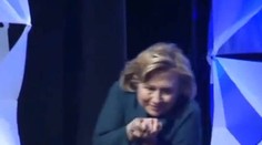 Clintonová sa počas prejavu musela uhnúť letiacej topánke