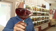 Inšpektor prišiel skontrolovať vína. Z vínotéky si ale odniesol niekoľko litrov alkoholu