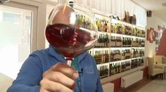 Inšpektor prišiel skontrolovať vína. Z vínotéky si ale odniesol niekoľko litrov alkoholu
