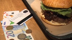 Ako dať čašníčke tringelt, keď platíme kartou?