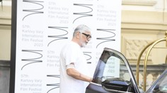 Z týchto záberov trhá srdce. Herecká legenda prišla na festival s kanylou v ruke