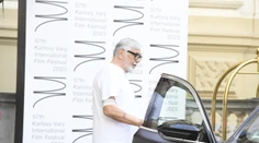 Z týchto záberov trhá srdce. Herecká legenda prišla na festival s kanylou v ruke
