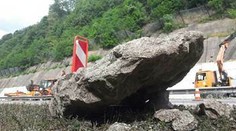 Pri Zvolene sa zrútili skaly na R2 a zablokovali dopravu