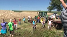 Dobili traktoristu, ktorý sa zrazil s osobným autom