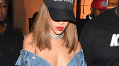 Takto nosí rifľovú bundu Rihanna. Naholo a rozopnutú