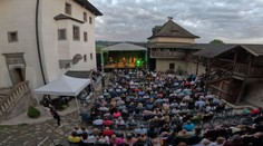 Divadlo pod holým nebom. Je to živé, opisuje zážitok známy herec