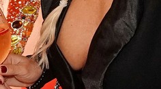 Hlboký dekolt bez podprsenky? Patrí veľmi dobre známej Slovenke