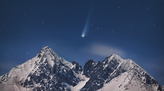 OBRAZOM: Český astrofotograf sa pochválil úchvatnou snímkou kométy nad Lomnickým štítom