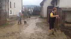 Hybe po prietrži mračien. Voda z poľa sa valila dedinou