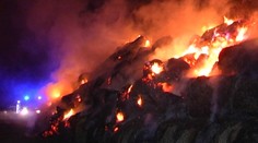 V Revúcej horeli stohy slamy, hasiči bojovali  s ohňom 13 hodín