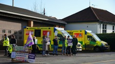 Dôchodkyňa (93) vo veľkých bolestiach čakala na sanitku 25 hodín. Britániu ochromil štrajk záchranárov