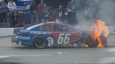 Timmy Hill odišiel z boxov so zdvihákom, auto skončilo v plameňoch
