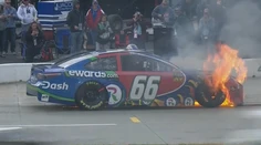 Timmy Hill odišiel z boxov so zdvihákom, auto skončilo v plameňoch