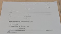 Praktiky niektorých lekárov: Za potvrdenie o prekonaní COVID-u v cudzom jazyku si pýtajú aj 50 eur