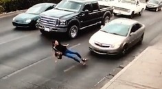 Vysoké opätky, mobil v ruke a cesta plná áut. To sa nemohlo dobre skončiť