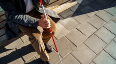 Muž 34 rokov predstieral, že je slepý. Prezradilo ho čítanie smútočných oznámení