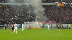 VIDEO: Slovan pocítil trnavské peklo okamžite. Päť minút sa nehralo, zasahovať museli hasiči