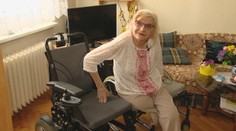 Namiesto poisťovne jej pomohli dobrí ľudia. Funkčné invalidné vozíky pritom končia v šrote