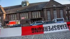 Vo vlaku v Nemecku útočil muž s nožom. Zranil aj policajtku