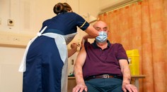 Prvým človekom, ktorého zaočkovali vakcínou od AstraZeneca, je britský dôchodca