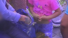 Zarážajúci prípad z Partizánskeho: Rodina predávala drogy priamo pod mestskou kamerou a pred zrakmi detí